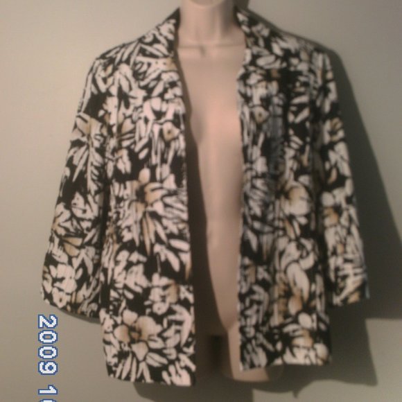 Alfred Dunner Jackets & Blazers - Alfred Dunner- Women's Black & White Floral lightweight Jacket